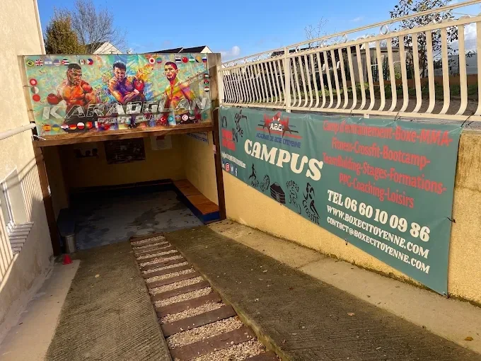 L'entrée de la salle de boxe&nbsp;: une rampe qui descend sous la banderole Karaoglan Fight Club