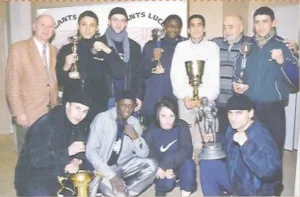 Boxeurs et encadrants du club posant avec leurs trophées