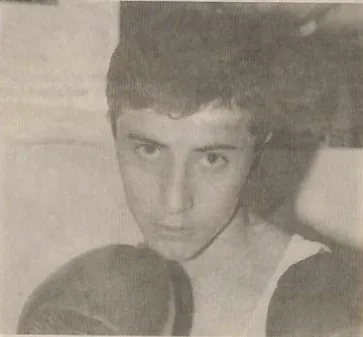 Portrait en noir et blanc d'un jeune boxeur