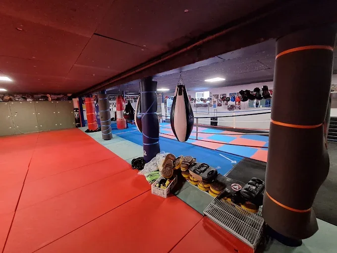 Matériel d'entraînement au pied des sacs de frappe